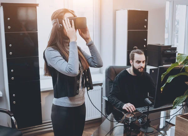 Hombre Joven Con Mujeres Trabajadoras Oficina Creativas Probando Gafas Divirtiéndose — Foto de Stock