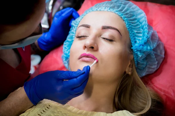 Professionele Tatoeëerder Maakt Lippen Tattoo Een Meisje Esthetische Geneeskunde — Stockfoto
