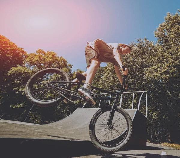 Bmx Rider Performing Tricks Skatepark — Stock Photo, Image