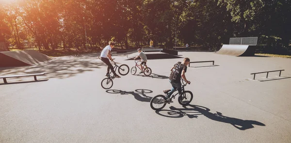 Jezdci Bmx Triky Skateparku — Stock fotografie