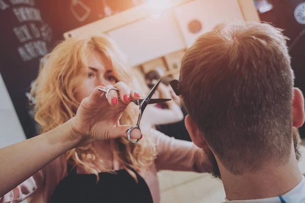 Mestre Corta Cabelo Barba Homens Cabeleireiro Faz Penteado Para Jovem — Fotografia de Stock