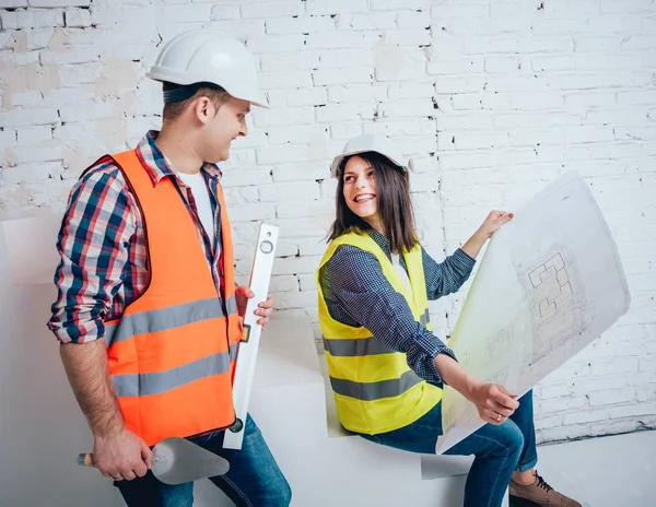 Mutlu çift yapma evlerine onarır. Ev yenileme.