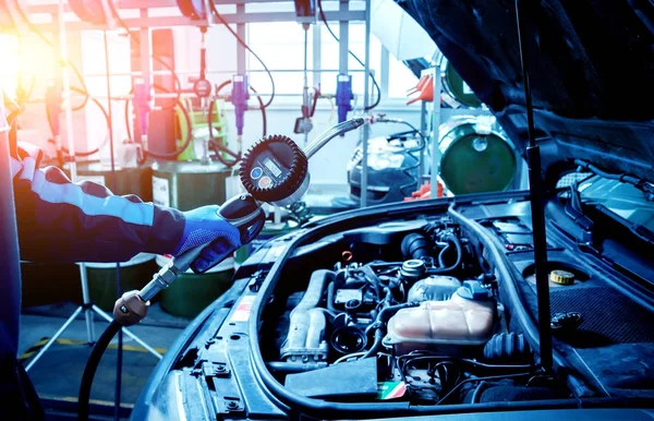 Mannenhand Wijzigen Motorolie Auto — Stockfoto