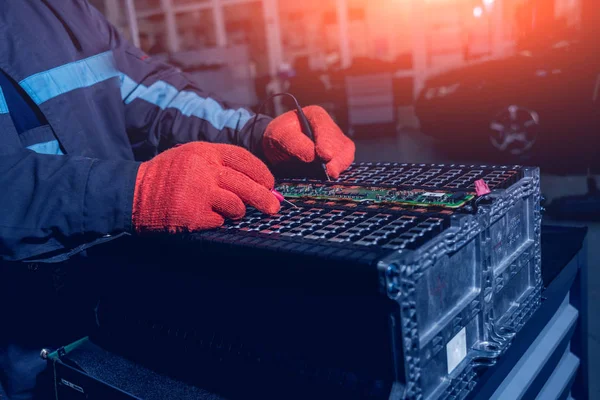 Elecric motorlu pilleri şarj. Pil bir elektrikli araç motorunun sökülmesi. Araba Servisi