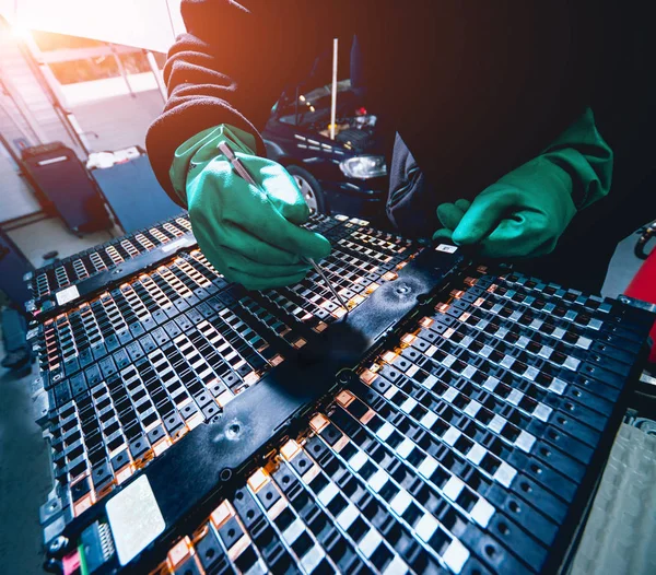 Elecric motorlu pilleri şarj. Pil bir elektrikli araç motorunun sökülmesi. Araba Servisi