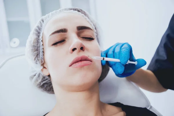 Schoonheidsspecialiste Patiënt Kliniek Voor Esthetische Geneeskunde Injectie — Stockfoto