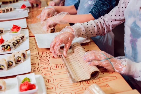 Les Enfants Préparent Des Sushis Des Petits Pains Master Class — Photo