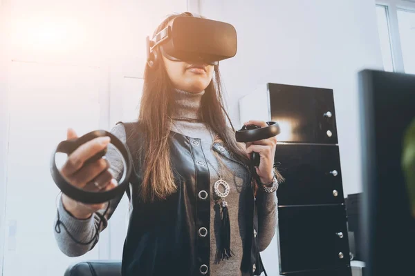 Chica Bastante Joven Con Gafas Realidad Virtual Oficina — Foto de Stock