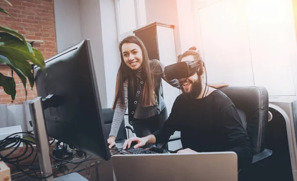 Hombre Joven Con Mujeres Trabajadoras Oficina Creativas Probando Gafas Divirtiéndose — Foto de Stock