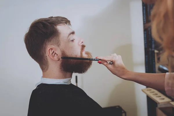 Mestre Corta Cabelo Barba Homens Cabeleireiro Faz Penteado Para Jovem — Fotografia de Stock