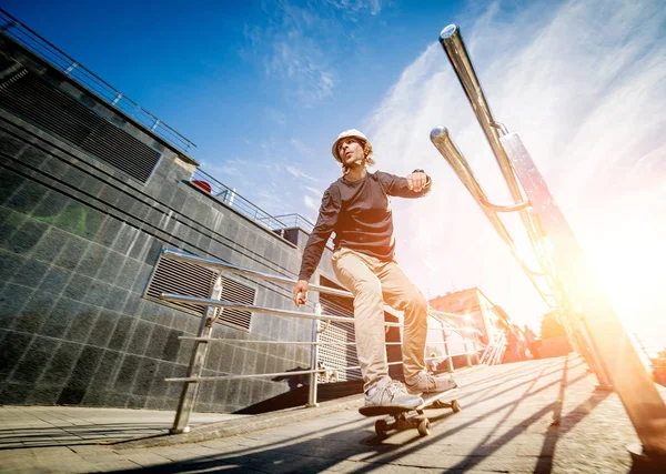 Skateboarder Pratiquant Sautant Dans Les Rues — Photo