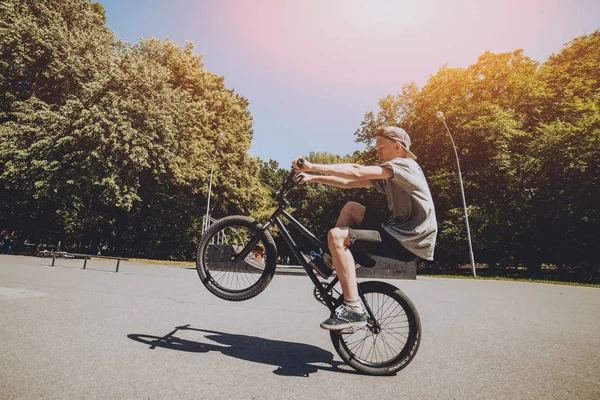 Fiatal Bmx Rider Teljesítő Trükkök Skatepark — Stock Fotó