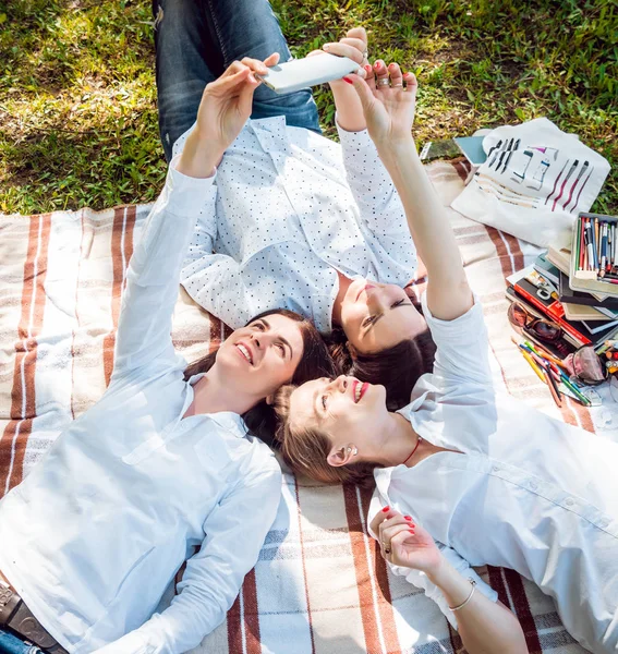 Sonniges Bild Von Besten Freundinnen Beim Selfie Beim Picknick — Stockfoto