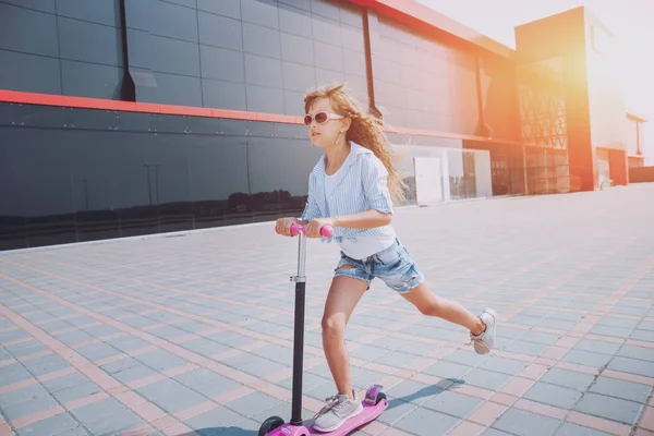 Kleines Mädchen Fährt Bei Sonnigem Wetter Roller Auf Der Straße — Stockfoto