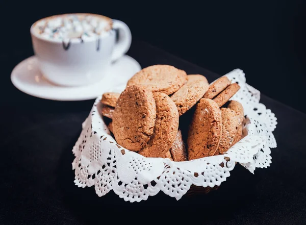 Biscuits français avec confiture sur la plaque blanche . — Photo