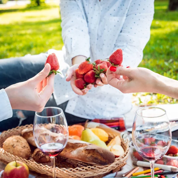 Mädchen Essen Reife Erdbeeren Und Genießen Picknick Park — Stockfoto