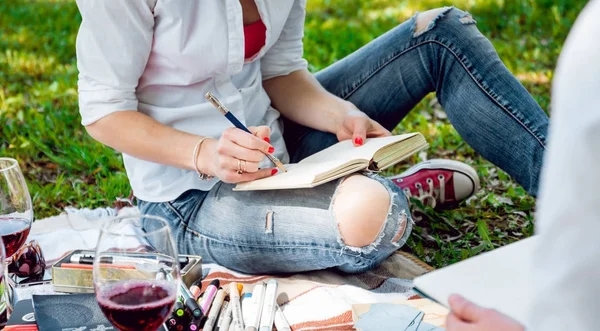 Flicka Ritning Skissbok Picknick Parken — Stockfoto