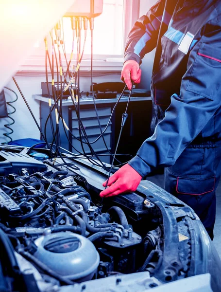 Erkek arabada değişen motor yağı eller