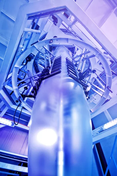 Otomatik üretim hattında fabrika. Plastik torba üretim süreci.