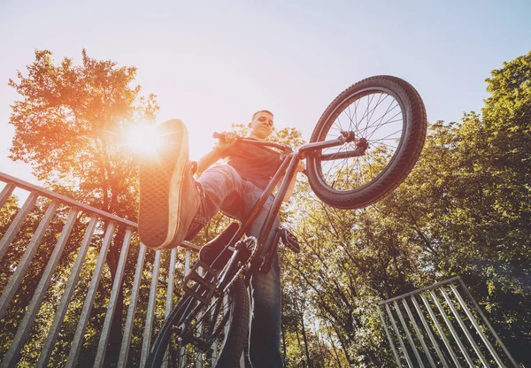 Ung Bmx Ryttare Utföra Trick Skatepark — Stockfoto