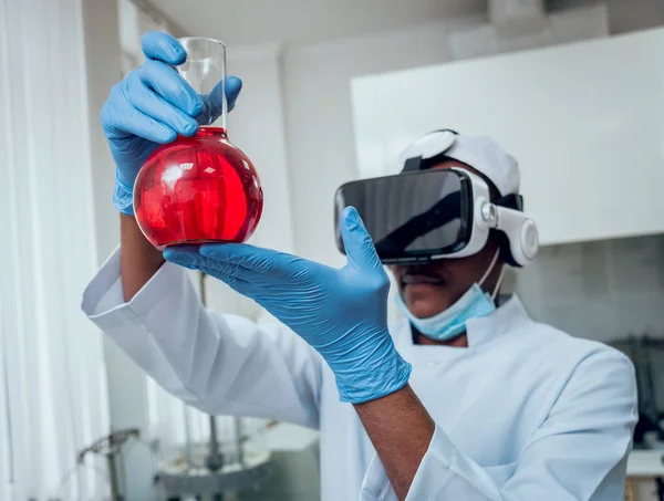Técnico Científico Gafas Realidad Virtual Examina Fármaco Laboratorio — Foto de Stock