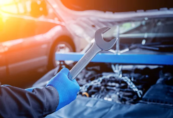 Manlig Hand Hållande Verktyg För Att Reparera Motorn Vid Bensinstation — Stockfoto