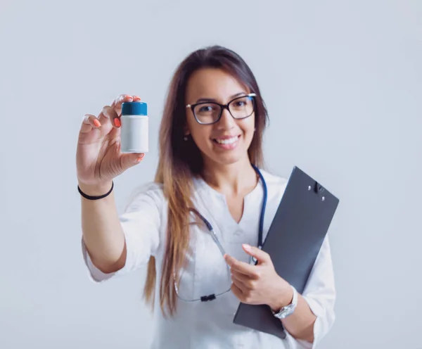 Junge Krankenschwester Oder Arzt Brille Mit Stethoskop Gegen Weiße Wand — Stockfoto