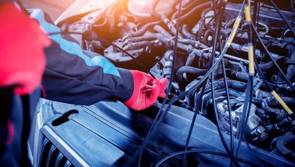 Manos Masculinas Cambiando Aceite Del Motor Coche — Foto de Stock