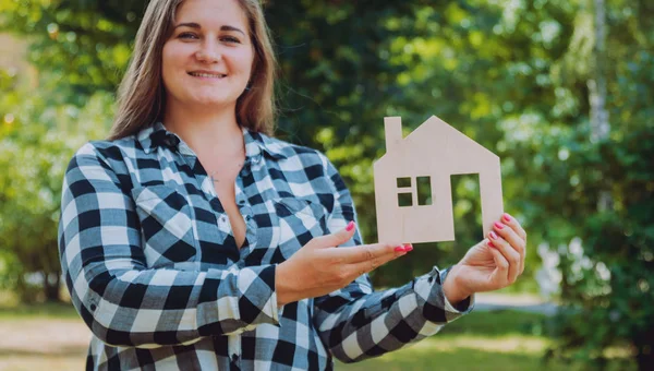 Giovane Donna Che Tiene Modello Casa Mano All Aperto Ora — Foto Stock