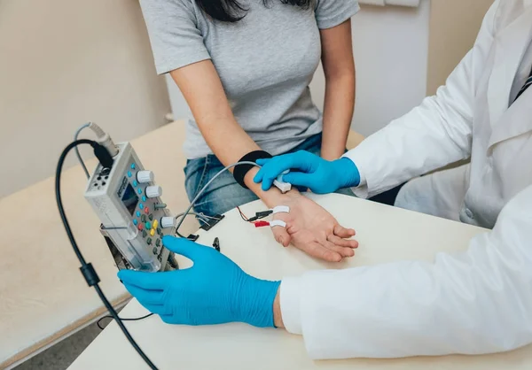 Nerventest Des Patienten Mittels Elektromyographie Medizinische Untersuchung Emg — Stockfoto