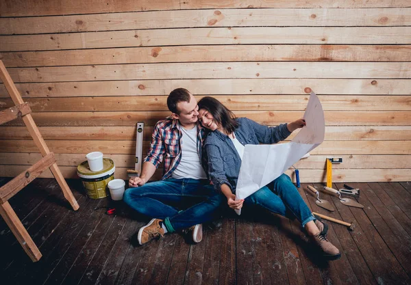 Heureux Couple Faisant Des Réparations Leur Maison Rénovation — Photo