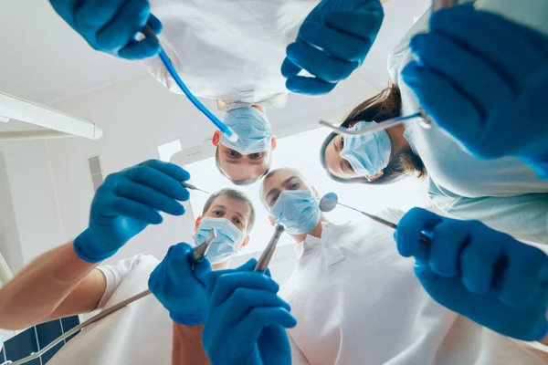 Quattro Dentisti Uniforme Eseguono Operazioni Impianto Dentale Paziente Presso Uno — Foto Stock