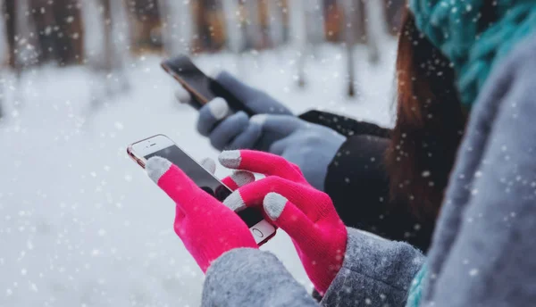 Пара Використовує Смартфон Рукавичками Сенсорних Екранів Взимку — стокове фото