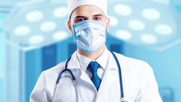 Junge Ärztin Posiert Vor Krankenhaus Hintergrund — Stockfoto