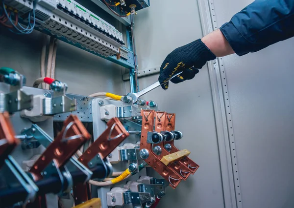 Electricians Hands Testing Switches Electric Box Electrical Panel Fuses Contactors — Stock Photo, Image