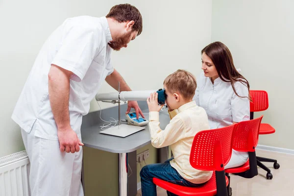 Orthoptics Pleoptics Doctor Explains How Use Ophthalmic Equipment Eye Training — Stock Photo, Image