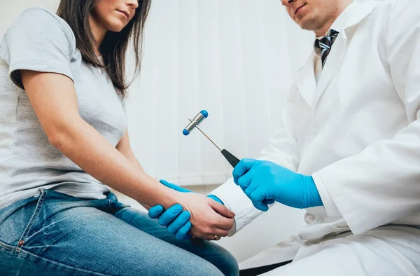 Doktor neuropathologist resepsiyonda. Tıbbi muayene.