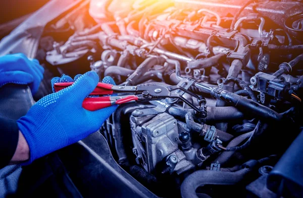 Mužské Ruky Držící Nástroj Pro Opravu Motoru Čerpací Stanice — Stock fotografie