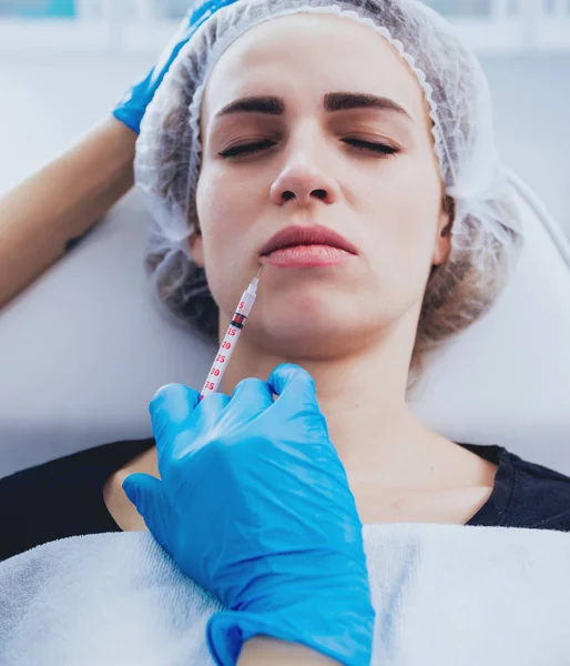 Schoonheidsspecialiste Patiënt Kliniek Voor Esthetische Geneeskunde Injectie — Stockfoto