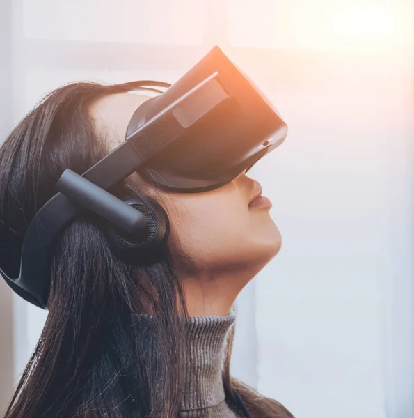 Chica Bastante Joven Con Gafas Realidad Virtual Oficina — Foto de Stock