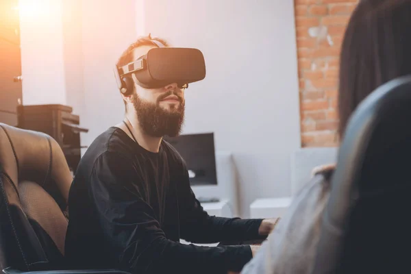 Joven Con Gafas Realidad Virtual Oficina — Foto de Stock