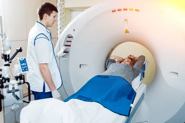 Medizinische Geräte Kaukasischer Arzt Und Patientin Computertomografiezimmer Des Krankenhauses — Stockfoto