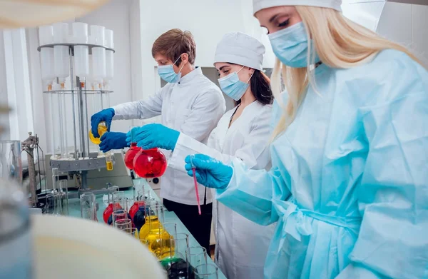 Técnicos Científicos Trabajando Laboratorio Formación Médica — Foto de Stock