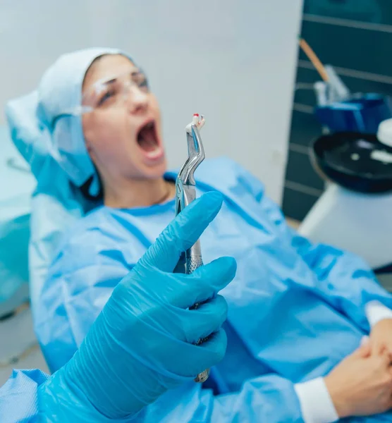 Çürüyen Bir Diş Kaldırmak Için Cerrahi Pense Kullanarak Dişçi Modern — Stok fotoğraf