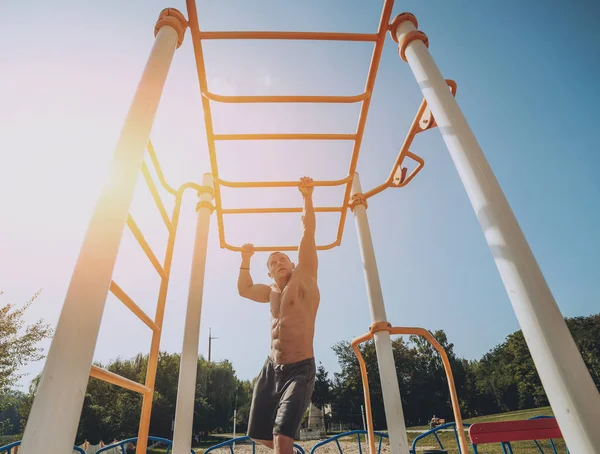 Jóvenes Deportistas Entrenando Haciendo Ejercicio Aire Libre Ciudad — Foto de Stock