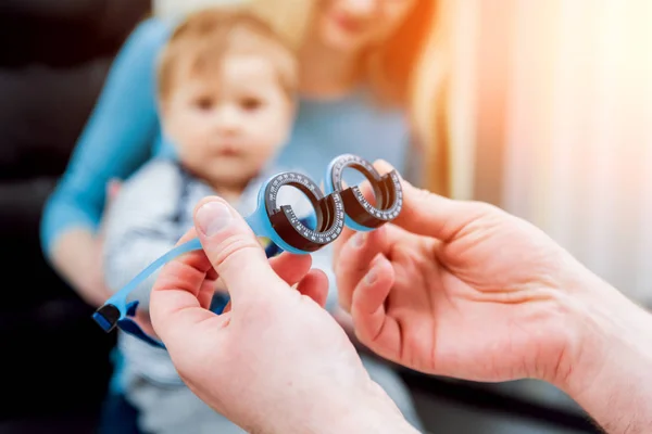 Fundamentele Oog Onderzoek Moeder Houdt Kind Tijdens Oogonderzoek Kliniek — Stockfoto