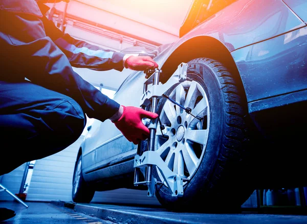 Kfz Mechaniker Montiert Sensor Bei Fahrwerksverstellung — Stockfoto