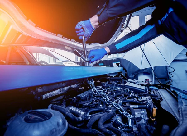 Manos Masculinas Reparar Motor Estación Servicio — Foto de Stock