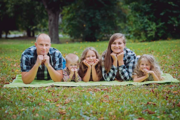 Stor Familj Har Bra Tid Parken — Stockfoto