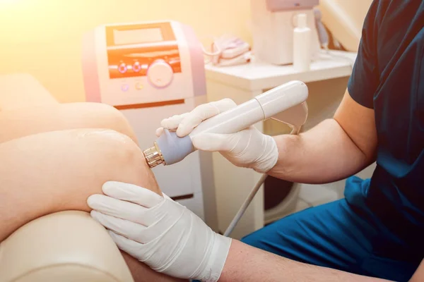 Shock wave therapy. The magnetic field, rehabilitation. Physiotherapist doctor performs surgery on a patient's knee — Stock Image Shock Wave Therapy Magnetic Field Rehabilitation Physiotherapist Doctor Performs Surgery Stock Image